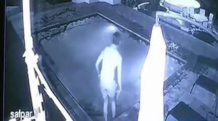 Un couple attaqué par un crocodile pendant leur bain de minuit !