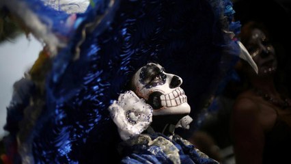 México celebra el Día de los Muertos, en el que los seres vivos se reencuentran con los difuntos