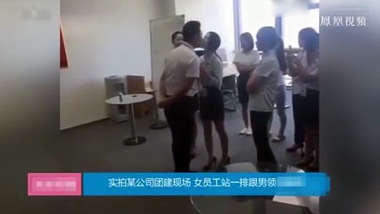 Capo di azienda si fa baciare dalle dipendenti tutte le mattine