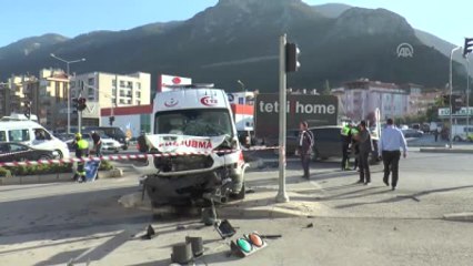 Ambulans Ile Kamyonet Çarpıştı: 7 Yaralı