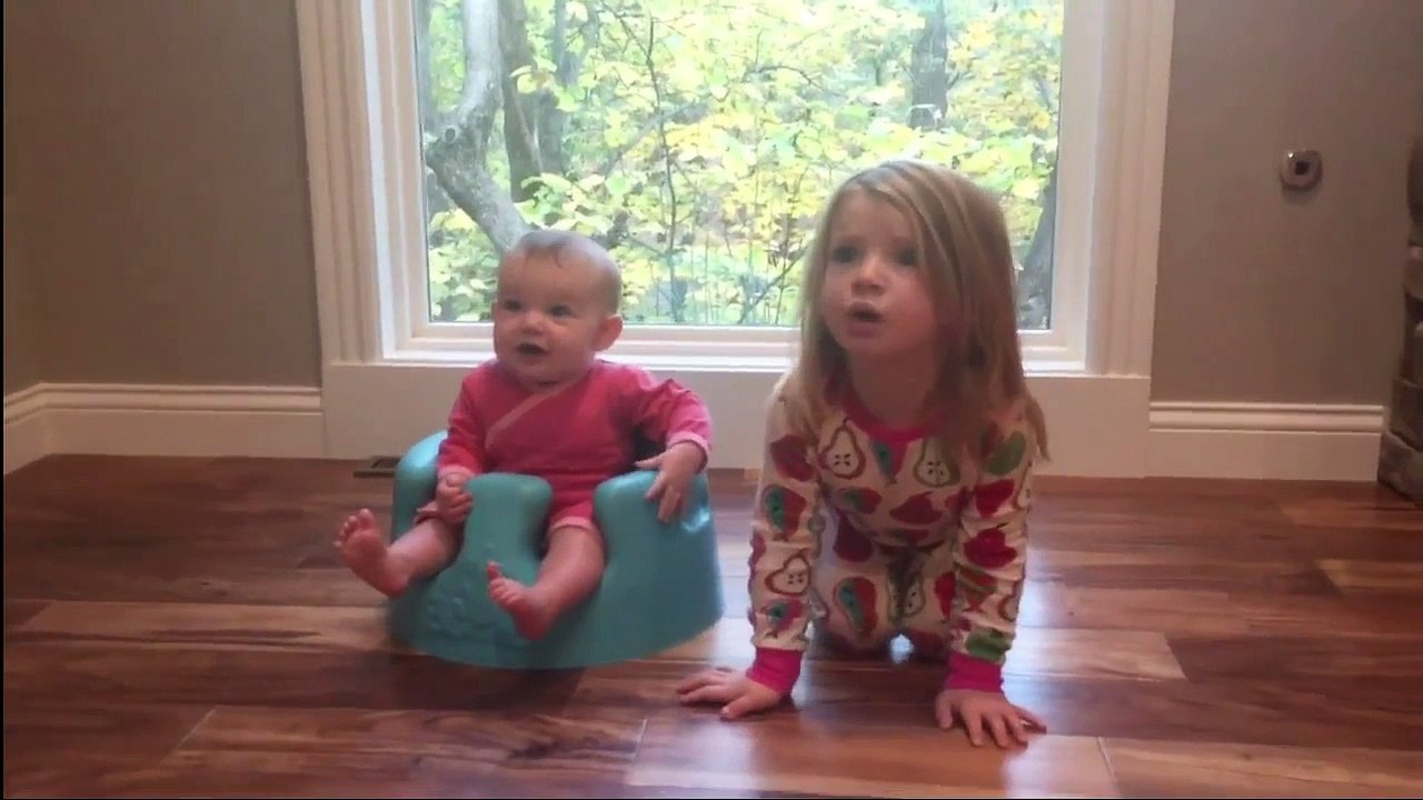 Les parents annoncent à leurs enfant qu'ils ont mangé tous les bonbons d'Halloween