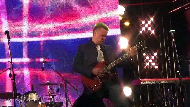 Пушной играет на гитаре