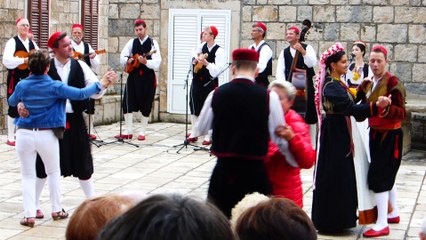 v19- Fin par des danses avec le public