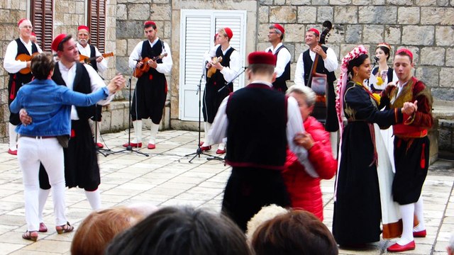 v19- Fin par des danses avec le public