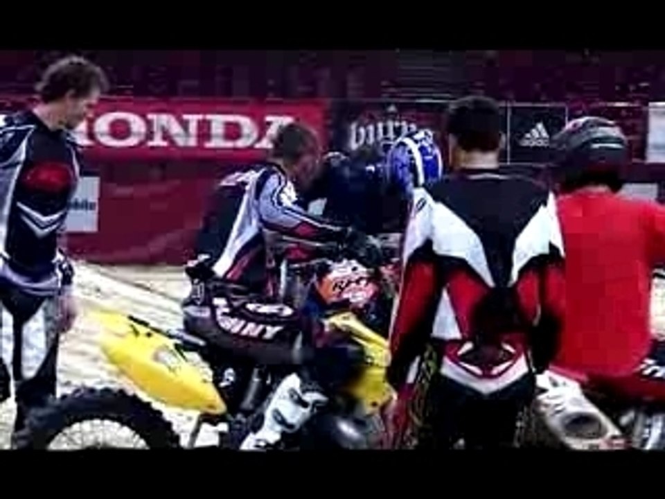 regis tente un backflip