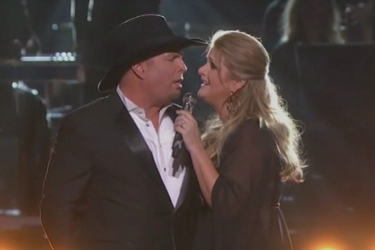 2016 CMA Awards Trisha Yearwood and Garth Brooks
