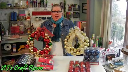 Elle enfile des boules de Noël sur un cintre! Ce qu'elle en fait - Je dois l'essayer!!