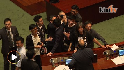 Скачать видео: Parlimen Hong Kong kecoh, ahli dewan bergaduh