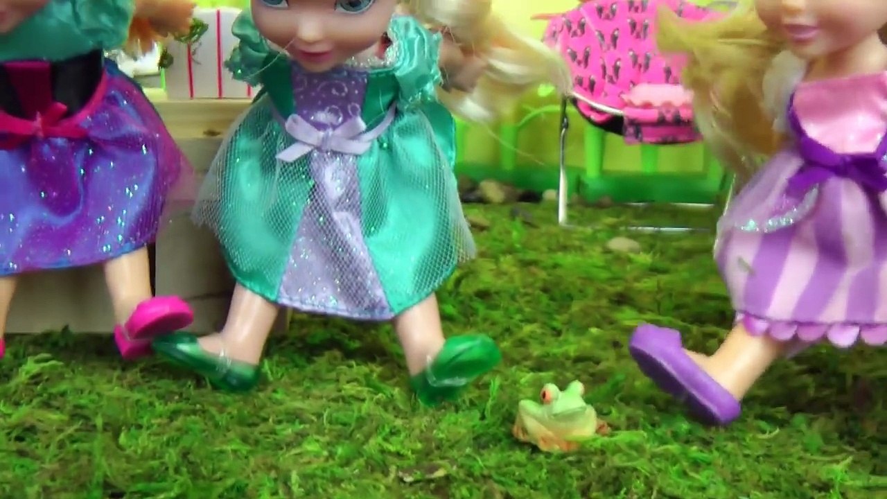 GIANT Gummy Worm !  ELSA & ANNA toddlers - Cute Squirrel and Frogs - Delicious Sweets-zcxWoTAhA00