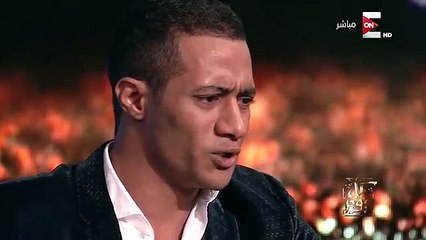 عمرو اديب يقبل رأس محمد رمضان- انت عبقري يابني .. كلنا دمعنا