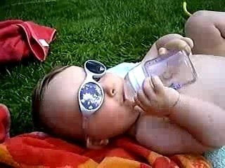 Celian prend son bibi [8 mois et demi]