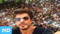 Shahrukh Khan's 51st Birthday Selfie With Fans Outside Mannat!