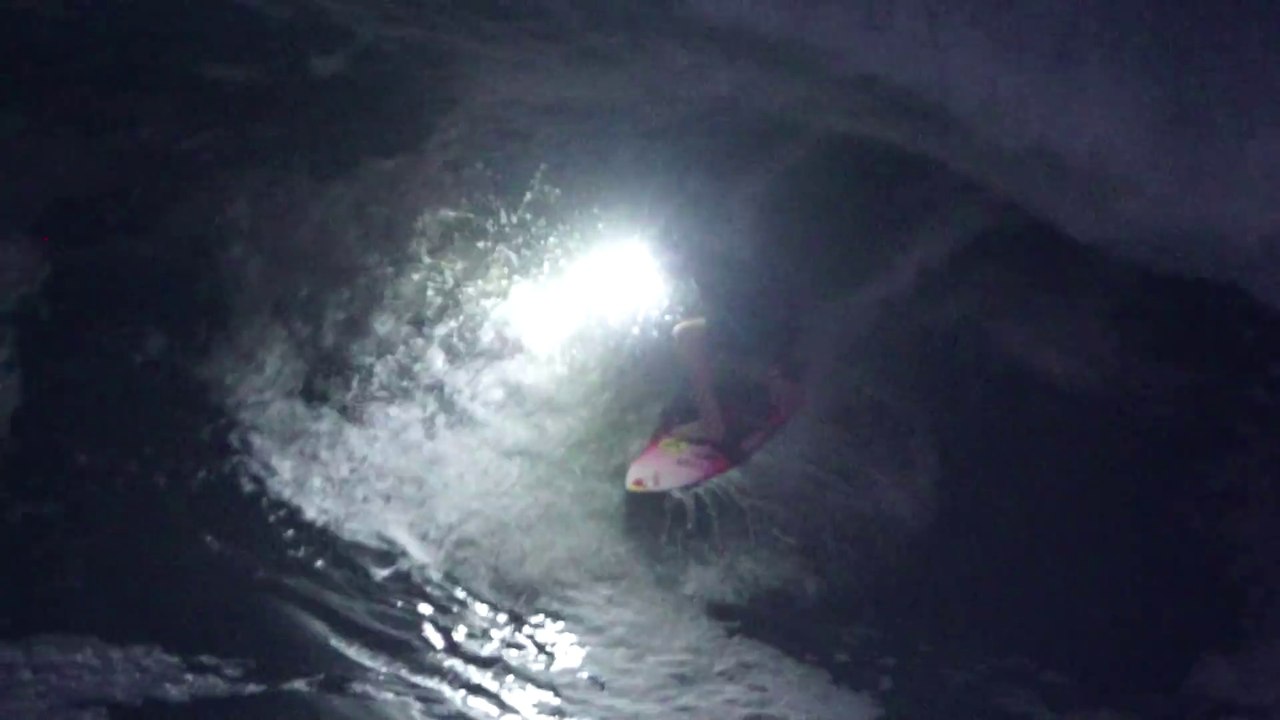 Faites du surf la nuit avec ce cube de lumière !! Et les requins ?