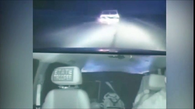 Ce policier se fait tirer dessus en pleine poursuite d'une voiture