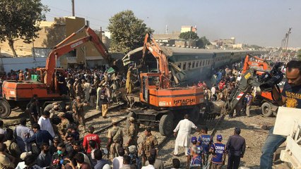 Télécharger la video: Pakistan: scontro fra treni a Karachi, oltre 20 morti e decine di feriti