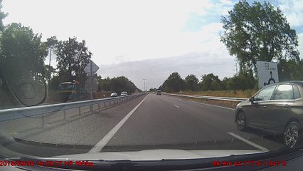 débile qui double à droite et ne sait pas prendre un rond point