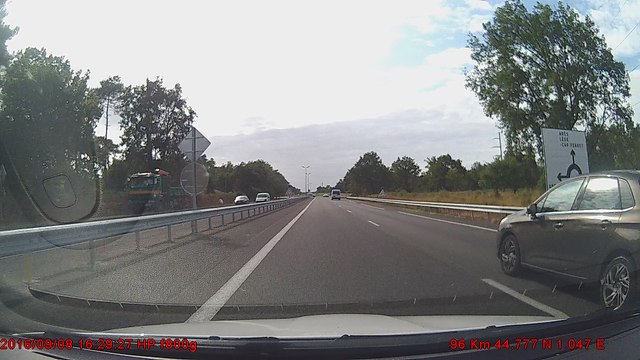 débile qui double à droite et ne sait pas prendre un rond point