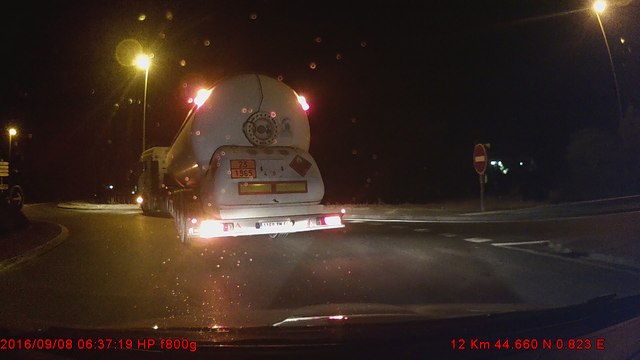 camion s'arrête dans rond point