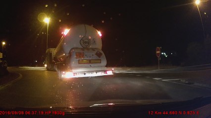 camion s'arrête dans rond point