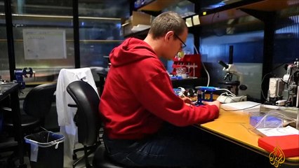 لعب كرة القدم مع الميكروبات