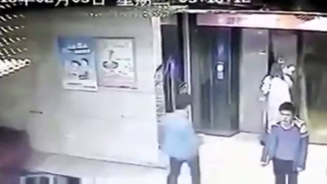 Ce débile tombe dans un trou en voulant défoncer la porte de l'ascenseur !