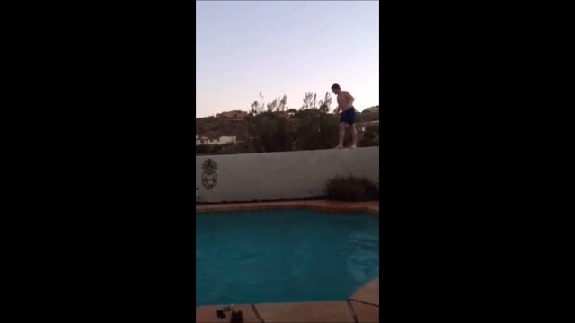 Il veut faire le kéké et plonger dans la piscine : raté! Chute énorme