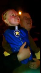 Ce gamin va devenir fou en voyant son premier feu d'artifice.