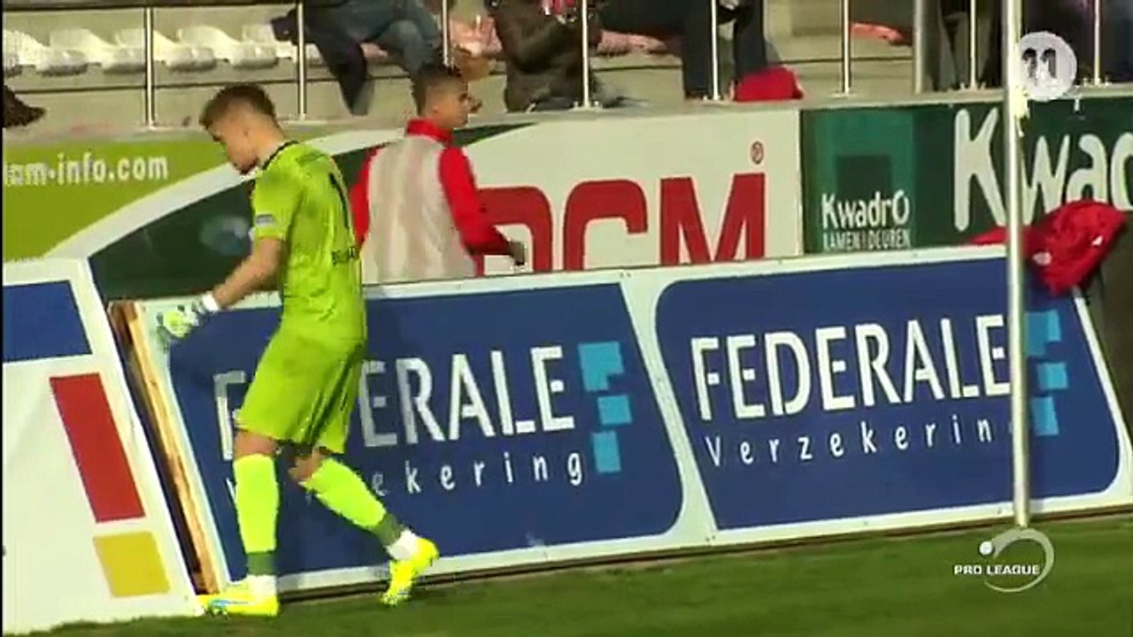 Ce gardien de but français balance un ballon dans la figure d'un ramasseur qui ne voulait pas ramasser la ball