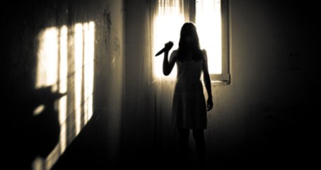 Üvey Babasını Öldüren Genç Kız Hapse Mahkum Edildi