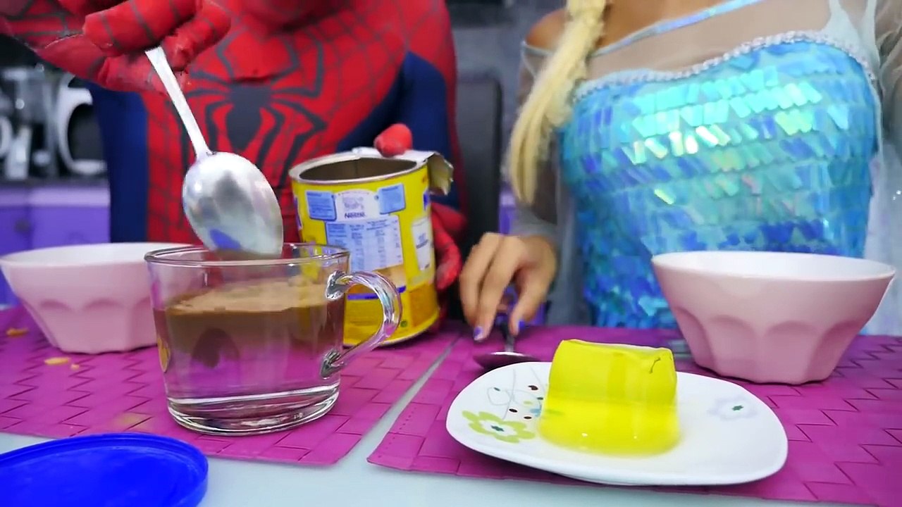 Elsa Frozen & Spiderman luta! Spidey Homem-Aranha beijo Maleficent w Spider baby & médico