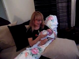 Mamy lili donne le bib