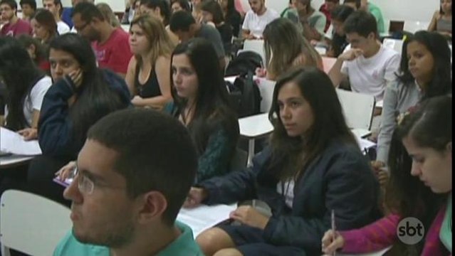 Estudantes usam a tecnologia na preparação para o Enem