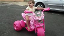 Девочка в ПАМПЕРСЕ СМЕЛО РАССЕКАЕТ на мотоцикле Барби. Girl in DIAPER CUTS on motorcycle Barbie.