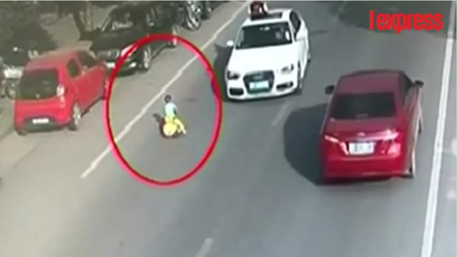 À 3 ans, cet enfant prend la route à contre-sens au volant de sa voiture à pousser