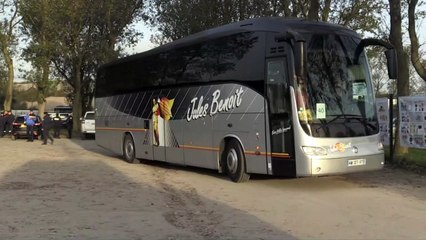 Calais: départ des premiers cars de familles de migrants