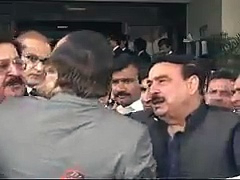 Naeem-ul-Haq (PTI) and Khurram Nawaz Gandapur (PAT) fight for media outside Supreme Court