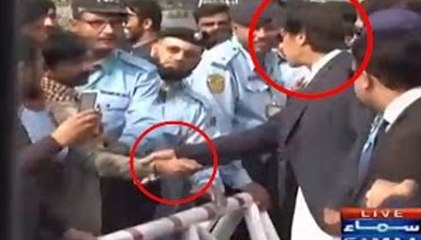 What Imran Khan did with guard in Supreme Court?