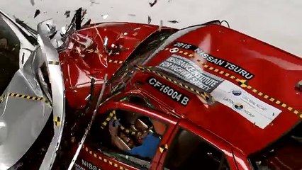 Nissan Tsuru 2015 vs Nissan Versa 2016 (Crash test)