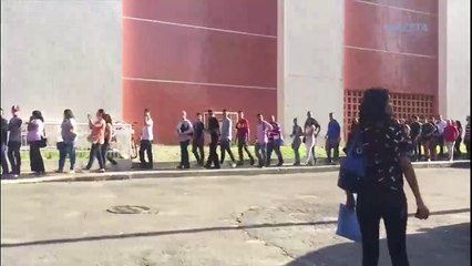 Fila de emprego na frente de um supermercado em Vitória
