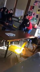 Un élève s’interpose dans une bagarre pour protéger sa prof qui a reçu un coup