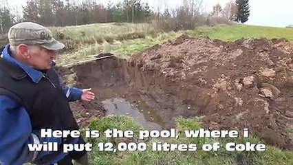 Un grand-père s’amuse à foncer en voiture dans une piscine remplie de 12 000 litres de Coca-Cola