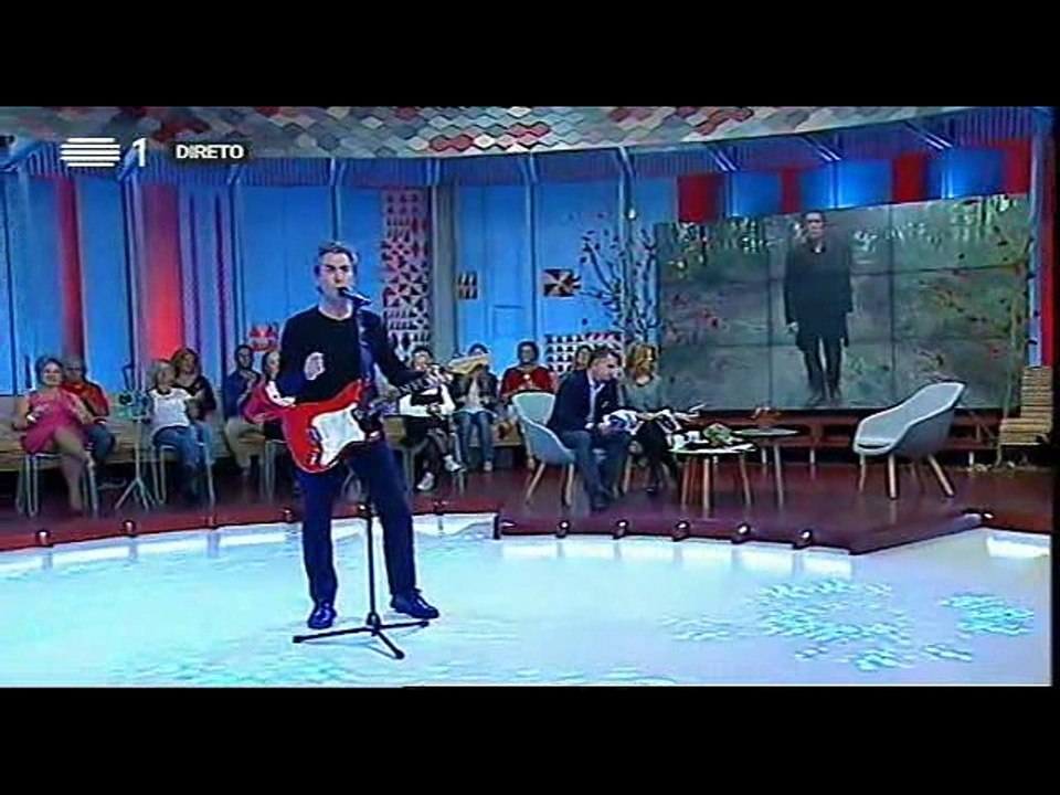 Jorge Vadio na praça com entrevista e o tema - no outro lado do mundo