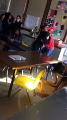 Un élève s’interpose dans une bagarre pour protéger sa prof  !!