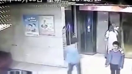 Un adolescent fait le malin en mettant un coup de pied dans un ascenseur !!