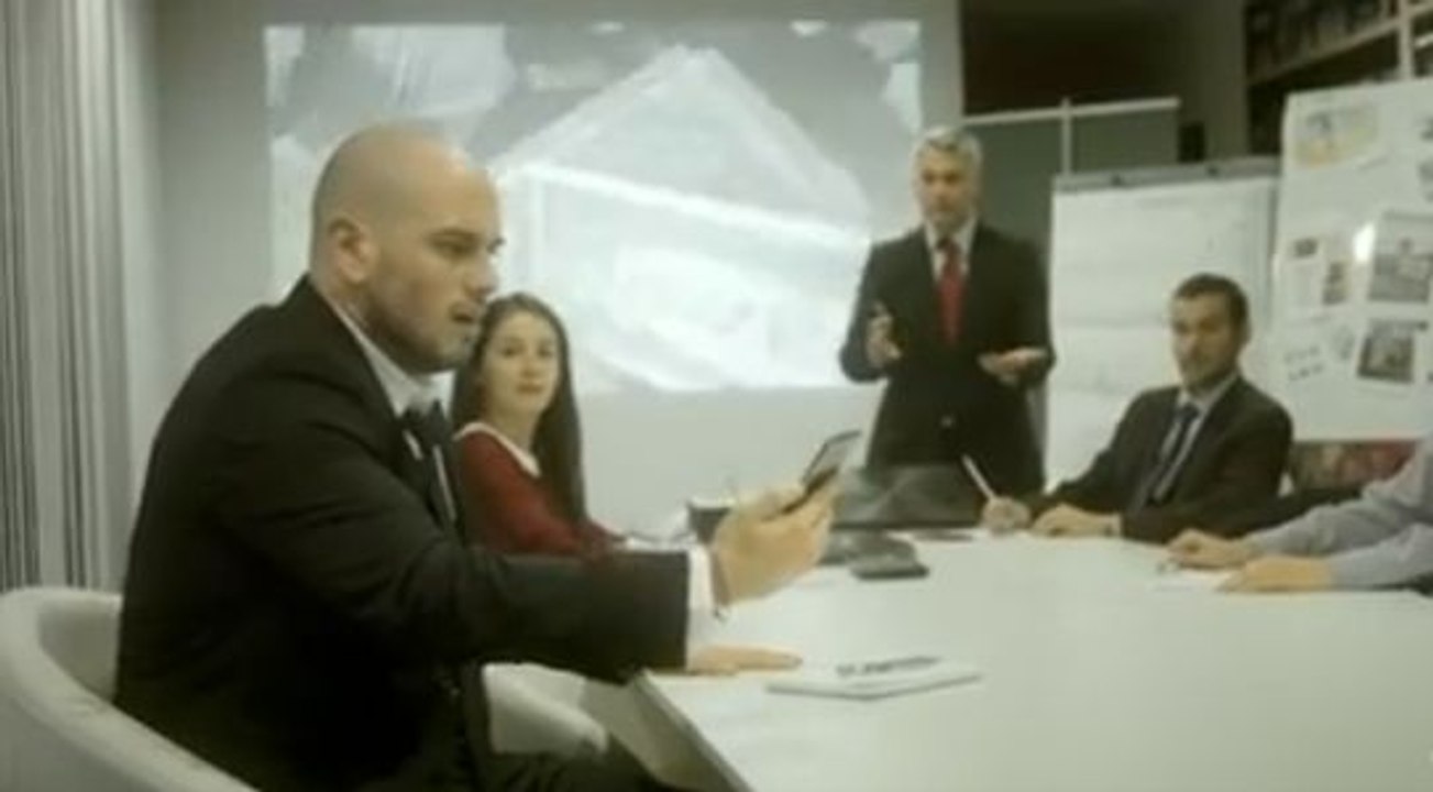 Une femme se déguise en mariée pour faire peur à son copain !