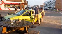 Une Opel Corsa transformée en voiture à pédales fonctionnelle