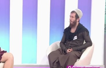 Dindar Damat Adayı, Talibini Görünce Kendini Övmeye Başladı