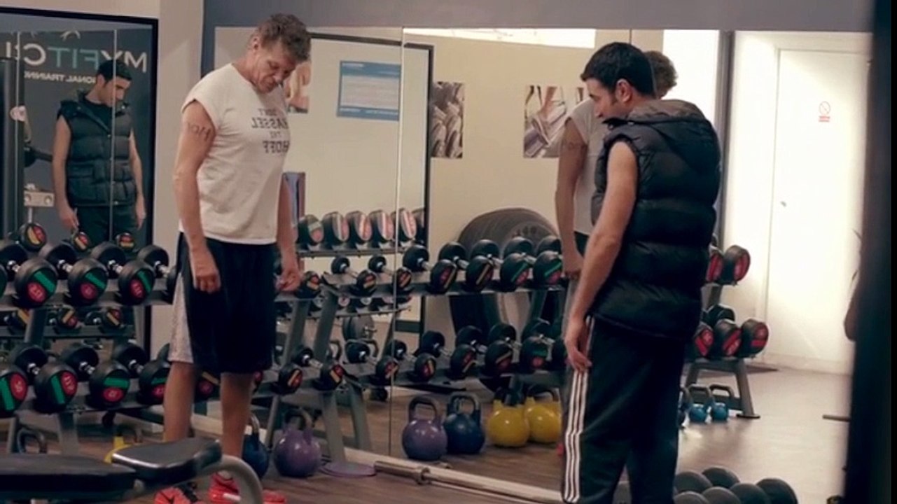 Peter Sura spricht Brett Goldstein