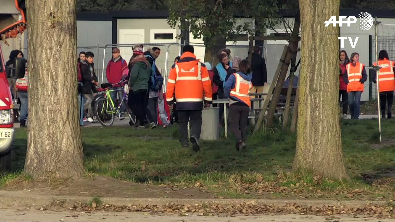 França retira mulheres e crianças de Calais