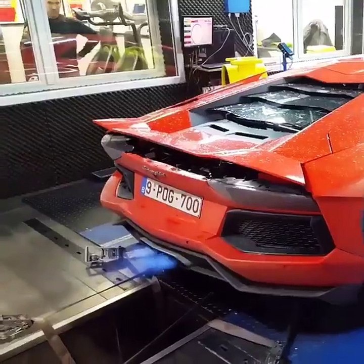Aventador being pushed to the limit - it sounds so brutal!